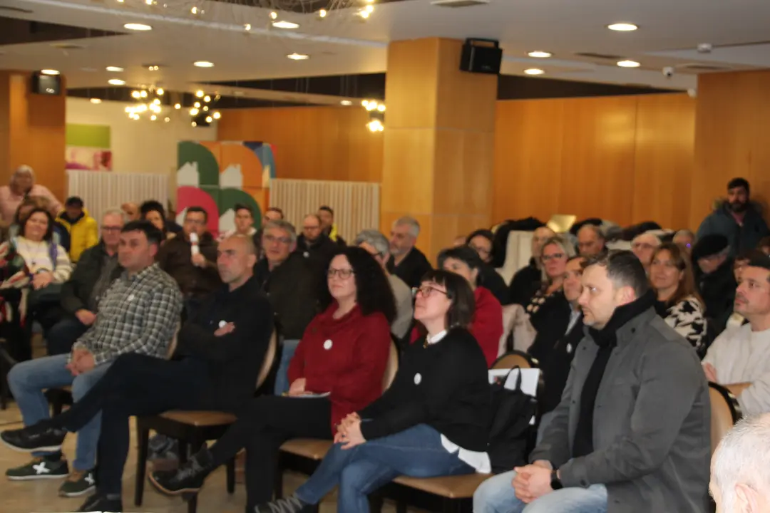 <strong><span style="font-size:14px;">O pasado d&iacute;a 27 de xaneiro tivemos o acto de presentaci&oacute;n da nosa candidata &aacute; alcald&iacute;a, Olaia Ledo, nas vindeiras elecci&oacute;ns municipais do mes de maio. Estivo acompa&ntilde;ada por Geno Carballeira, concelleiro, e pola portavoz nacional, Ana Pont&oacute;n, adem&aacute;is dxs compa&ntilde;eirxs que forman o primeiro tramo da nosa candidatura, Bea Mosquera, Manu Teijeiro, Carlos Gonz&aacute;lez, Dolores Prieto e Nicol&aacute;s Manso.</span></strong>