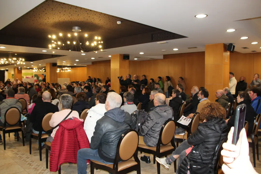 <strong><span style="font-size:14px;">O pasado d&iacute;a 27 de xaneiro tivemos o acto de presentaci&oacute;n da nosa candidata &aacute; alcald&iacute;a, Olaia Ledo, nas vindeiras elecci&oacute;ns municipais do mes de maio. Estivo acompa&ntilde;ada por Geno Carballeira, concelleiro, e pola portavoz nacional, Ana Pont&oacute;n, adem&aacute;is dxs compa&ntilde;eirxs que forman o primeiro tramo da nosa candidatura, Bea Mosquera, Manu Teijeiro, Carlos Gonz&aacute;lez, Dolores Prieto e Nicol&aacute;s Manso.</span></strong>