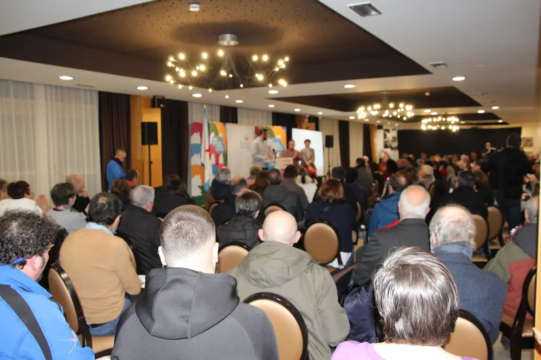 <strong><span style="font-size:14px;">O pasado d&iacute;a 27 de xaneiro tivemos o acto de presentaci&oacute;n da nosa candidata &aacute; alcald&iacute;a, Olaia Ledo, nas vindeiras elecci&oacute;ns municipais do mes de maio. Estivo acompa&ntilde;ada por Geno Carballeira, concelleiro, e pola portavoz nacional, Ana Pont&oacute;n, adem&aacute;is dxs compa&ntilde;eirxs que forman o primeiro tramo da nosa candidatura, Bea Mosquera, Manu Teijeiro, Carlos Gonz&aacute;lez, Dolores Prieto e Nicol&aacute;s Manso.</span></strong>