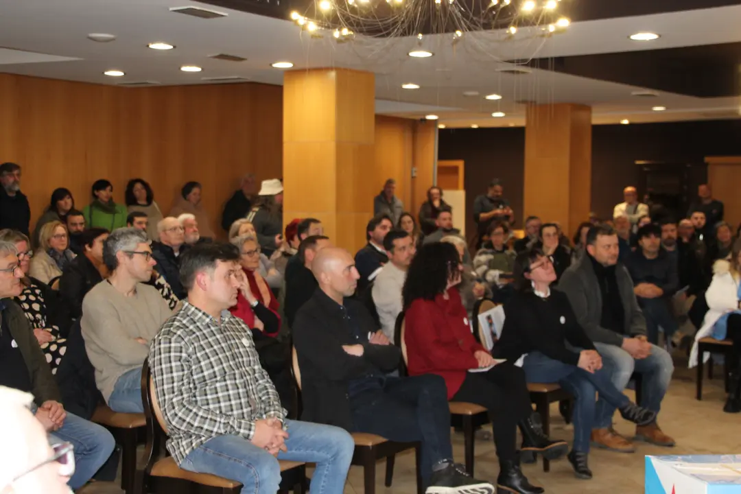 <strong><span style="font-size:14px;">O pasado d&iacute;a 27 de xaneiro tivemos o acto de presentaci&oacute;n da nosa candidata &aacute; alcald&iacute;a, Olaia Ledo, nas vindeiras elecci&oacute;ns municipais do mes de maio. Estivo acompa&ntilde;ada por Geno Carballeira, concelleiro, e pola portavoz nacional, Ana Pont&oacute;n, adem&aacute;is dxs compa&ntilde;eirxs que forman o primeiro tramo da nosa candidatura, Bea Mosquera, Manu Teijeiro, Carlos Gonz&aacute;lez, Dolores Prieto e Nicol&aacute;s Manso.</span></strong>