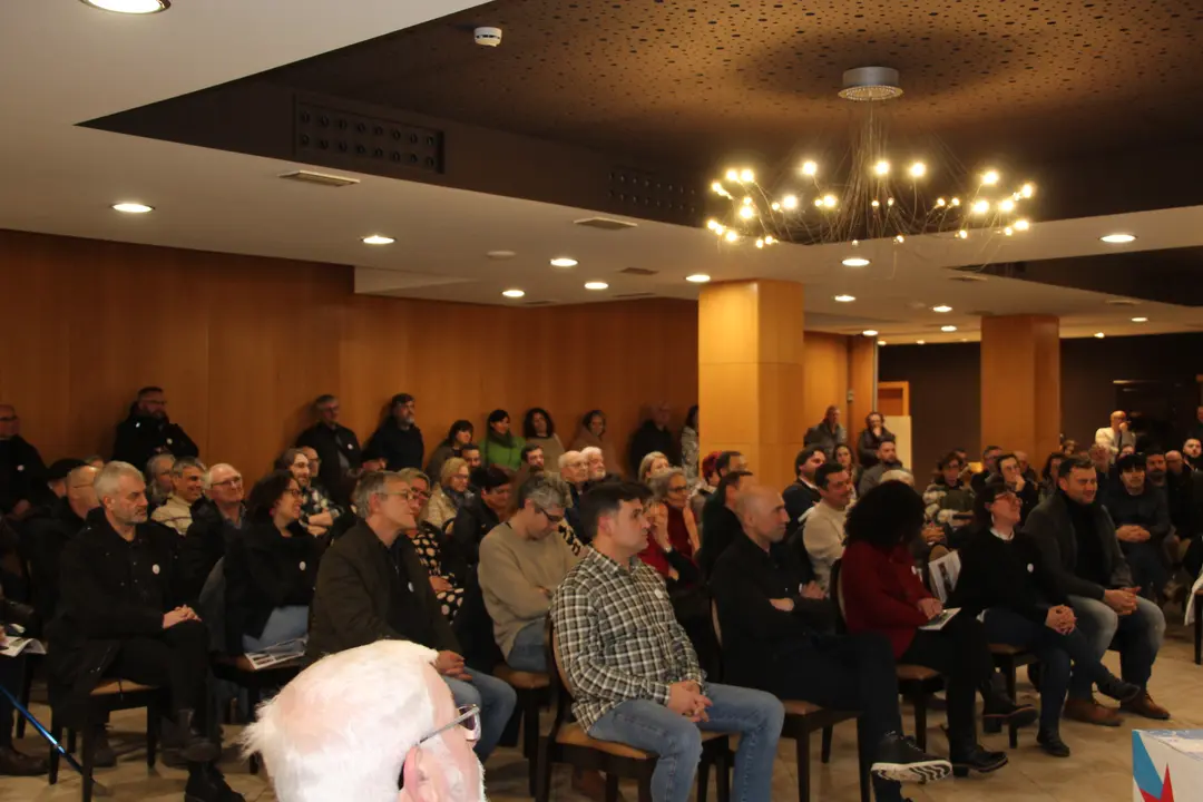 <strong><span style="font-size:14px;">O pasado d&iacute;a 27 de xaneiro tivemos o acto de presentaci&oacute;n da nosa candidata &aacute; alcald&iacute;a, Olaia Ledo, nas vindeiras elecci&oacute;ns municipais do mes de maio. Estivo acompa&ntilde;ada por Geno Carballeira, concelleiro, e pola portavoz nacional, Ana Pont&oacute;n, adem&aacute;is dxs compa&ntilde;eirxs que forman o primeiro tramo da nosa candidatura, Bea Mosquera, Manu Teijeiro, Carlos Gonz&aacute;lez, Dolores Prieto e Nicol&aacute;s Manso.</span></strong>
