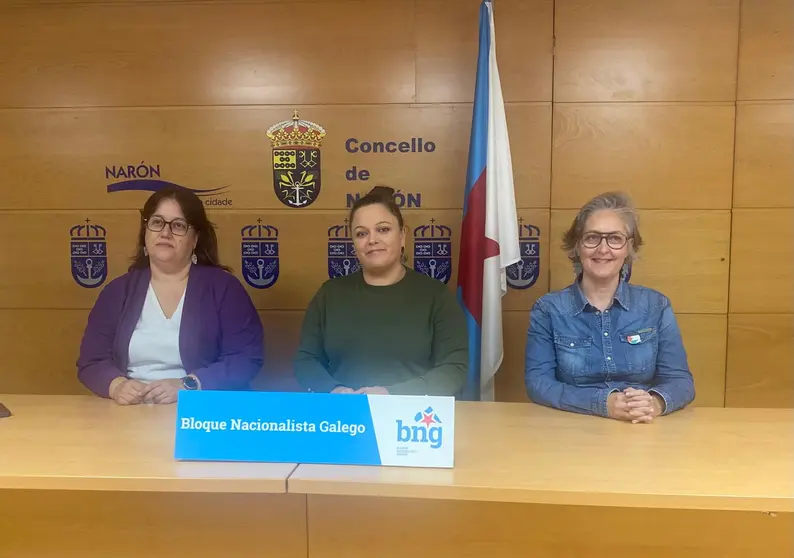 Marta Grandal, respons&aacute;bel local, Olaia Ledo, portavoz municipal, e Pilar Lozano, respons&aacute;bel comarcal